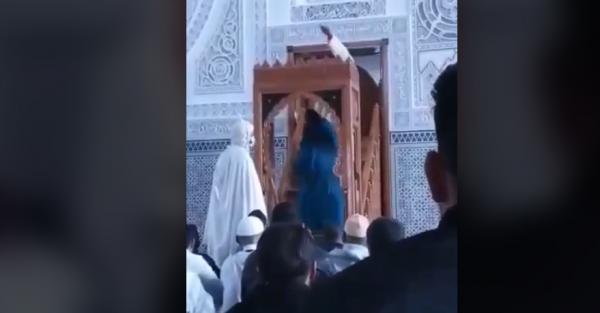 مراكش.. مواطن يصعد إلى المنبر ويمنع الإمام من إلقاء خطبة الجمعة(فيديو)