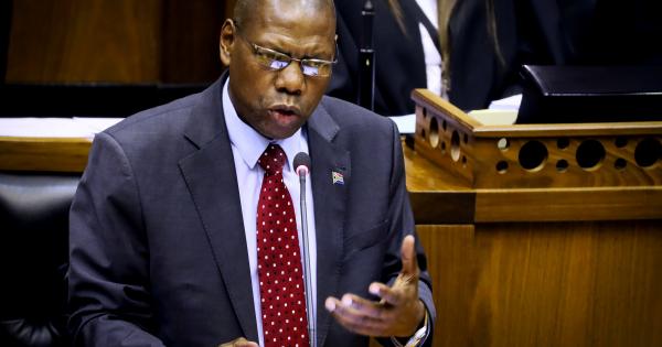 جنوب إفريقيا.. تحقيق في قضية فساد متورط فيها وزير الصحة