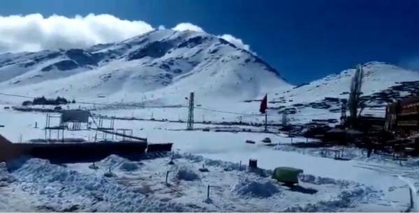 أوكايمدن تلبس معطفها الأبيض و تغري الزوار