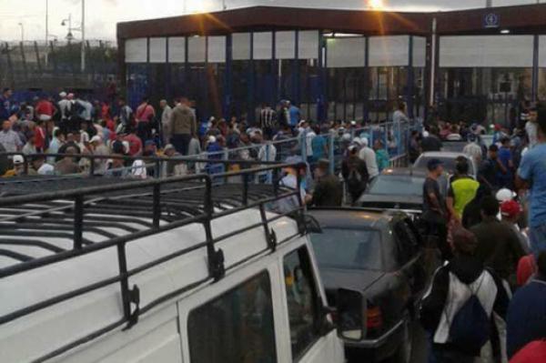 بالفيديو : فوضى عارمة بعد منع الأشخاص أقل من 30 سنة من دخول مليلية المحتلة