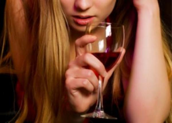 خلاف حول المرور بين فتاتين في حالة سكر وصاحب سيارة ينتهي بعراك وثقه مواطن بالفيديو ومديرية الأمن توضح