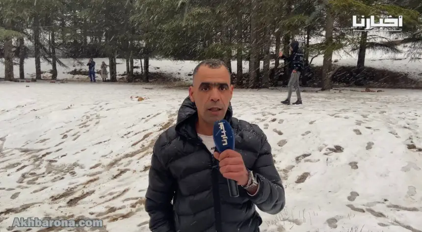 من قلب جبال الأطلس بميدلت..مواطن يعبر عن فرحته بتساقطات الثلوج وسط أجواء شتوية مميزة