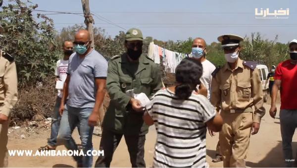 حملات تحسيسية وتوزيع الكمامات على المواطنين