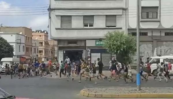 حرب زمزم في الدار البيضاء.. قارورات حارقة وتكسير محلات تجارية وأعمدة الإنارة