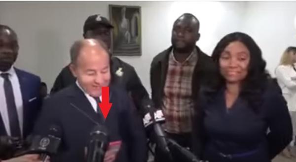 مهزلة :مسؤول جزائري يُحاور ضيوف الشان بتطبيق “ترجمة غوغل” (فيديو)