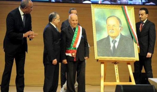 تكريم الرئيس الجزائري بحضور "صورته"  !!