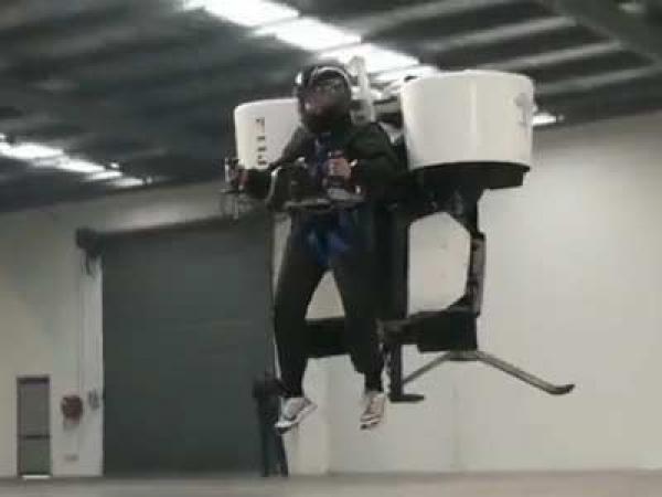 نيوزيلندى يخترع حقيبة طائرة