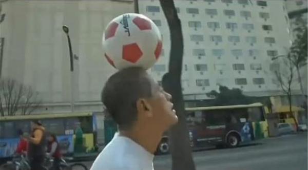 ستيني يمشي بكرة على رأسه ألفي كيلومتر..والسبب