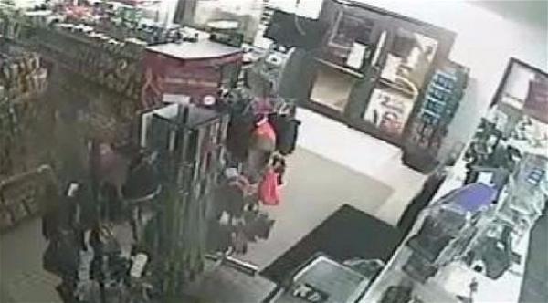 بالفيديو: لص يستخدم شاحنة لسرقة صراف آلي