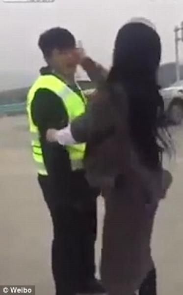 بالفيديو والصور.. رد فعل مفاجئ لشرطي مرور صفعته امرأة على وجهه