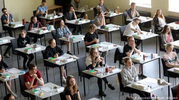 مدرس يبتكر خدعة شيطانية لضبط الطلبة "الغشاشين"