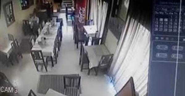 شاب يسرق هاتف محمول من مطعم بمراكش