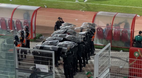 غضب جماهير الرجاء بعد نهاية مباراة الجيش ورمي اللاعبين بقنينات الماء