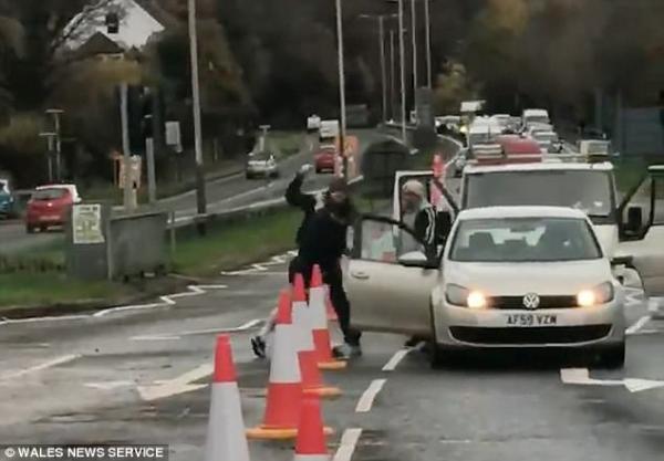 بالفيديو.. شجار يغلق طريق بريطاني ويتسبب في غضب السائقين