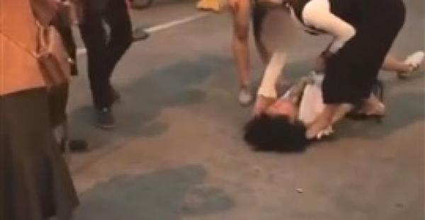 بالفيديو.. سيدة حاولت الانتقام من عشيقة زوجها فنالت عقابا قاسيا