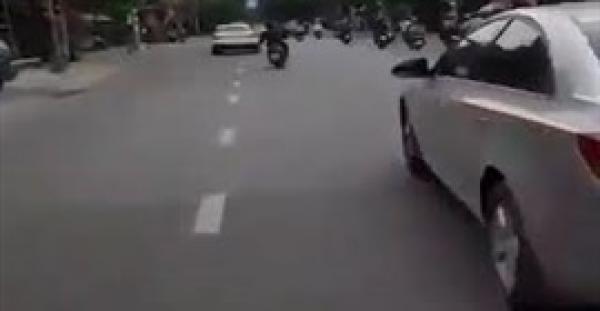 بالفيديو.. لحظة اعتداء شاب على المارة والسيارات في الشارع