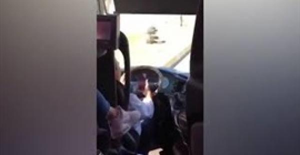 بالفيديو.. سائق حافلة يستخدم «فيس تايم» أثناء القيادة