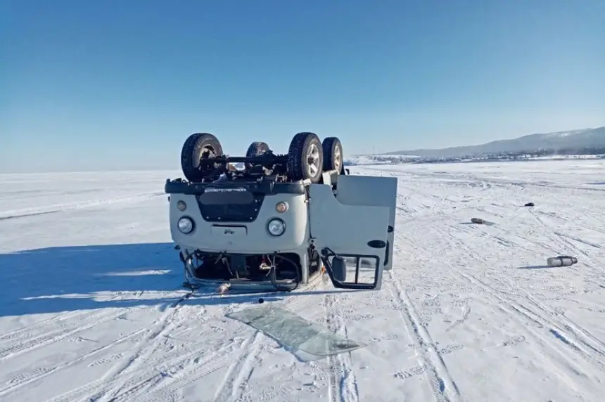 مصرع سائحة صينية إثر انقلاب مركبة سياحية على جليد بحيرة بايكال