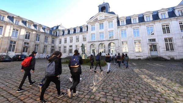 قرار ترحيل تلميذ مغربي من فرنسا يُغضب أساتذة وتلاميذ مدرسة فرنسية