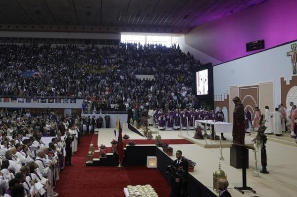 البابا فرانسيس يترأس حفلا دينيا بمركب الأمير مولاي عبد الله بالرباط بحضور 10 آلاف شخص (فيديو)