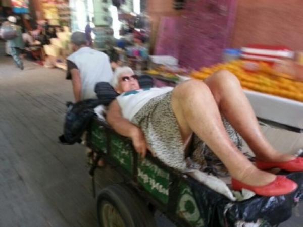 الصورة التي أحرجت مسؤولي  مراكش..طالب معاشو يحول عربته لسيارة إسعاف للسياح