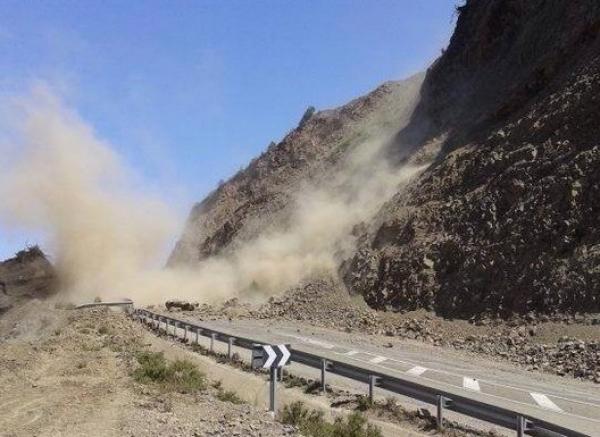 خسائر اقتصادية وارتفاع في الأسعار بسبب انقطاع الطريق الساحلية بين تطون والجبهة