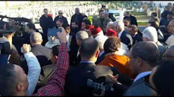 أندري أزولاي في جنازة والدة بنكيران