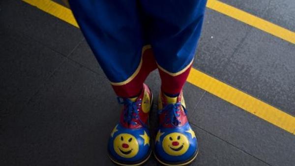 انتشار ظاهرة "المهرجين العنيفين" بين المراهقين في ضواحي باريس