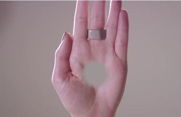 بالفيديو: خدعة بصرية تجعلك ترى من خلال حفرة في يدك