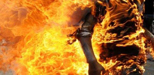 شاب يقدم على إضرام النار في نفسه بعد مشادة كلامية مع والده