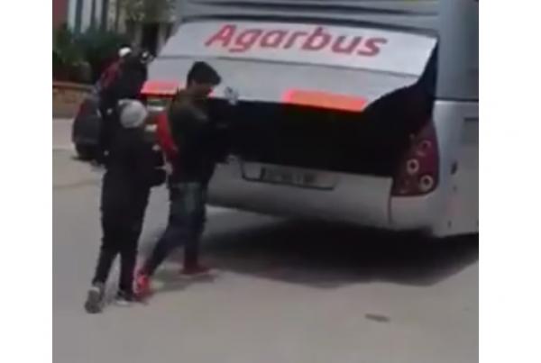 شفشاون....مراهقون يحاولون التسلل عبر حافلات خاصة بنقل السياح