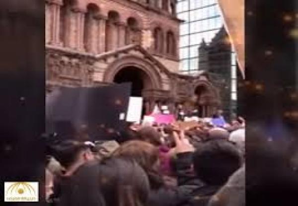 شاهد لحظة رفع الأذان من احدى كنائس بوسطن احتجاجًا على قرار ترامب