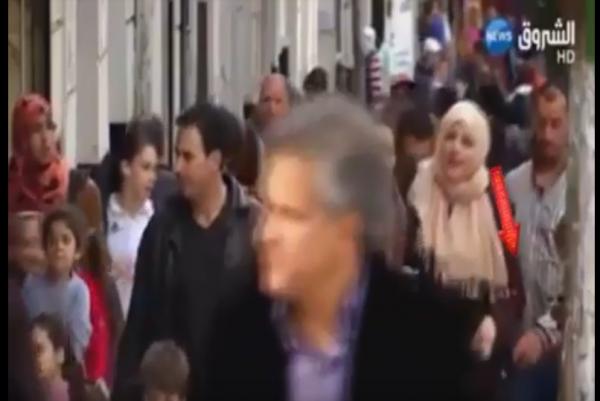 صدفة غريبة للحظة اقتناص الكاميرا للص يسرق حقيبة امرأة اثناء تقديم برنامج جزائري