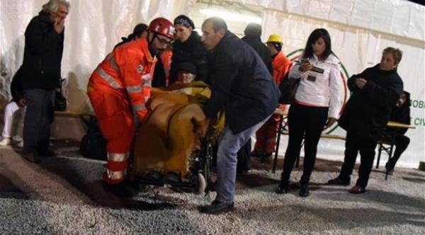 زلزال إيطاليا يخرج عجوزاً عمرها 101 عام من قريتها للمرة الأولى في حياتها