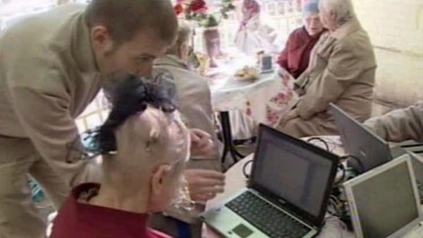 تسعينية روسية تتعلم الكمبيوتر