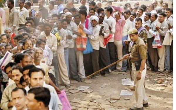 2.3 مليون هندى يتقدمون بطلبات لشغل وظيفة «ساعى مكتب»