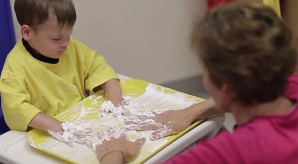 العلامات المبكرة للتوحّد لدى الطفل وطرق التعامل معه