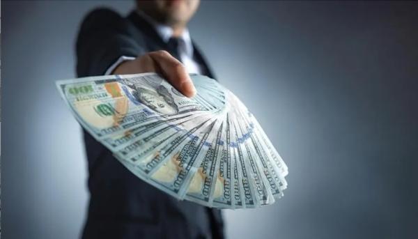 البحث عن رجل غامض قام بتسليم 5000 دولار نقداً لأحد المسنين دون تقديم معلومات إضافية