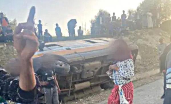 لولا الألطاف الإلهية لوقعت الكارثة.. حادثة سير كادت تسبب في وفاة تلاميذ ضواحي العرائش(صور)