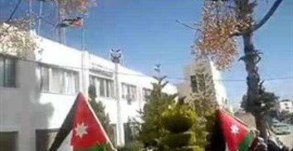 بالفيديو.. موظف أردني يهتف للملك ثم يقفز من الطابق الثالث
