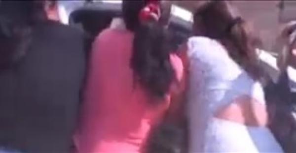 نساء يلقن رجلا حاول اغتصاب طفلة درسا لن ينساه (فيديو)