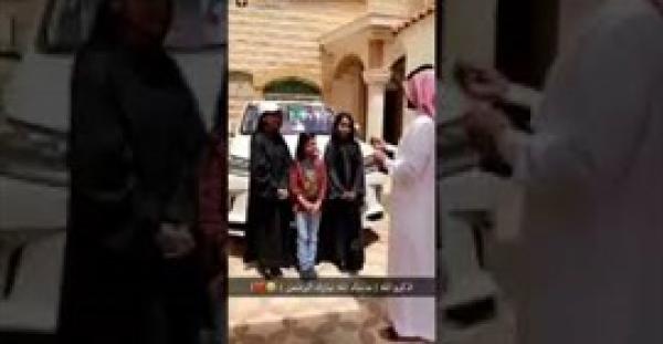 رد فعل فتيات فاجأهم والدهم بسيارة فارهة هدية (فيديو)