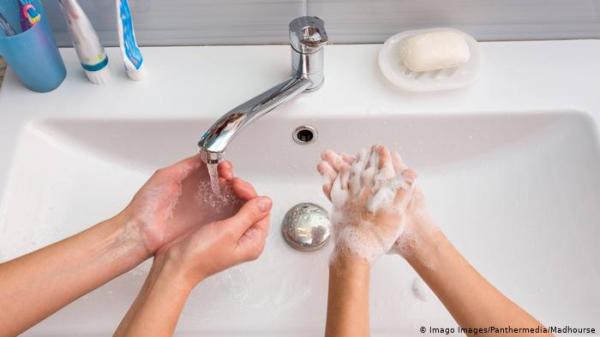 هكذا يمكنك إقناع طفلك بأهمية المحافظة على غسل يديه باستمرار