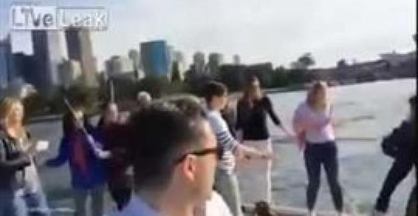 بالفيديو.. شاب يلقي بآخر في البحر بسبب المنافسة على سيلفي مع فتاة