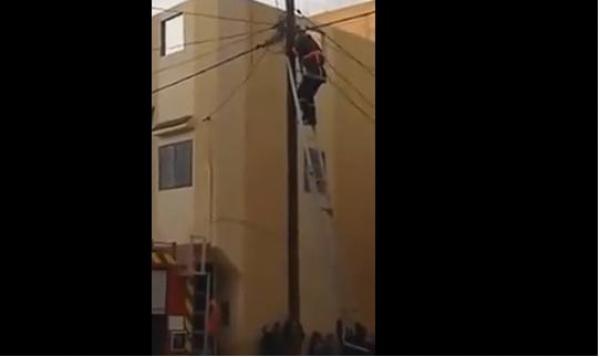 الوقاية المدنية المغربية تنقذ قطة عالقة فوق عمود كهربائي