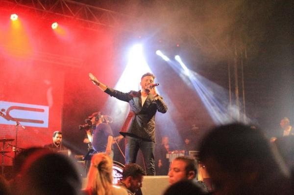 بالفيديو : حاتم عمور يشعل العاصمة التونسية بحضور أزيد من 15 ألف شخص متفرج