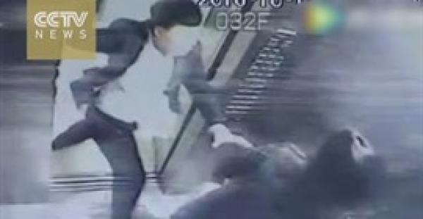 بالفيديو.. رجل يلقن امرأة علقة ساخنة طلبت منه التوقف عن التدخين