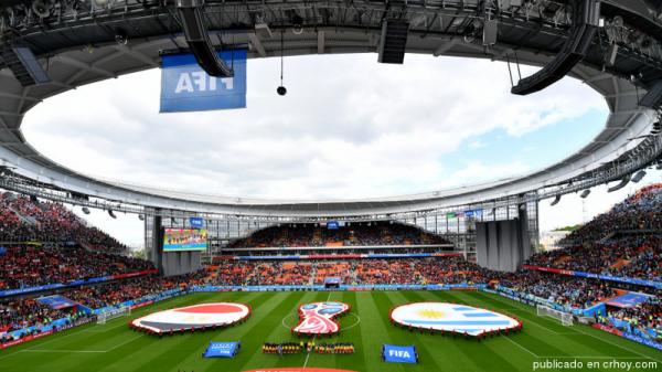 الفيفا يُوضح سبب "فراغ" المدرجات في مباراة مصر وأوروغواي