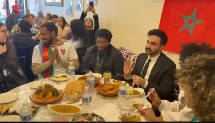 عمدة نيويورك "زهران ممداني" يشارك الجالية المغربية متابعة مباراة المغرب وجزر القمر في افتتاح كأس إفريقيا