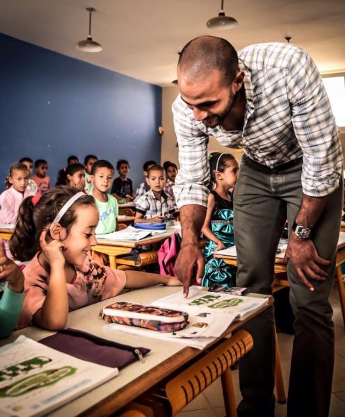 بالصور ... بدر هاري يحرج وزارة بلمختار و يساهم في توسيع مؤسسة تعليمية بالقنيطرة